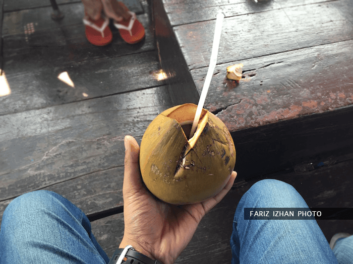 minum-air-kelapa-atas-kapal-sungai-mekong-vietnam